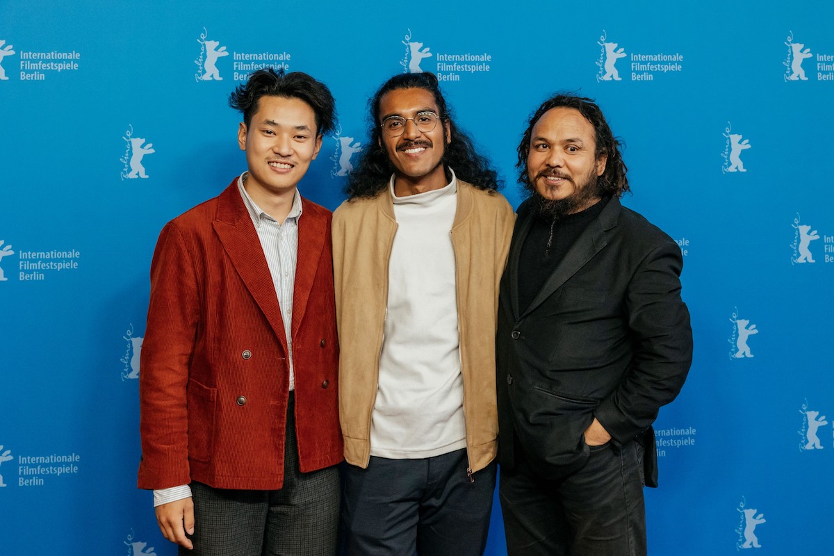 बर्लिन फिल्म फेस्टिभलमा निर्देशक सौरभ घिमिरे (बीच), निर्माता मिन्सो लिम्बू र मीन भाम। तस्बिर स्रोत: बर्लिन फेस्टिभलको वेबसाइट