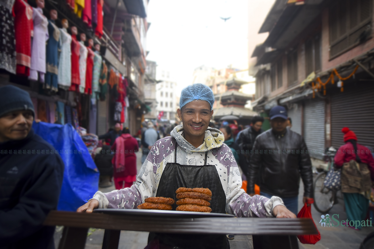 जनबहालमा सेल बेच्दै भरत तामाङ। तस्बिरः निशा भण्डारी/सेतोपाटी