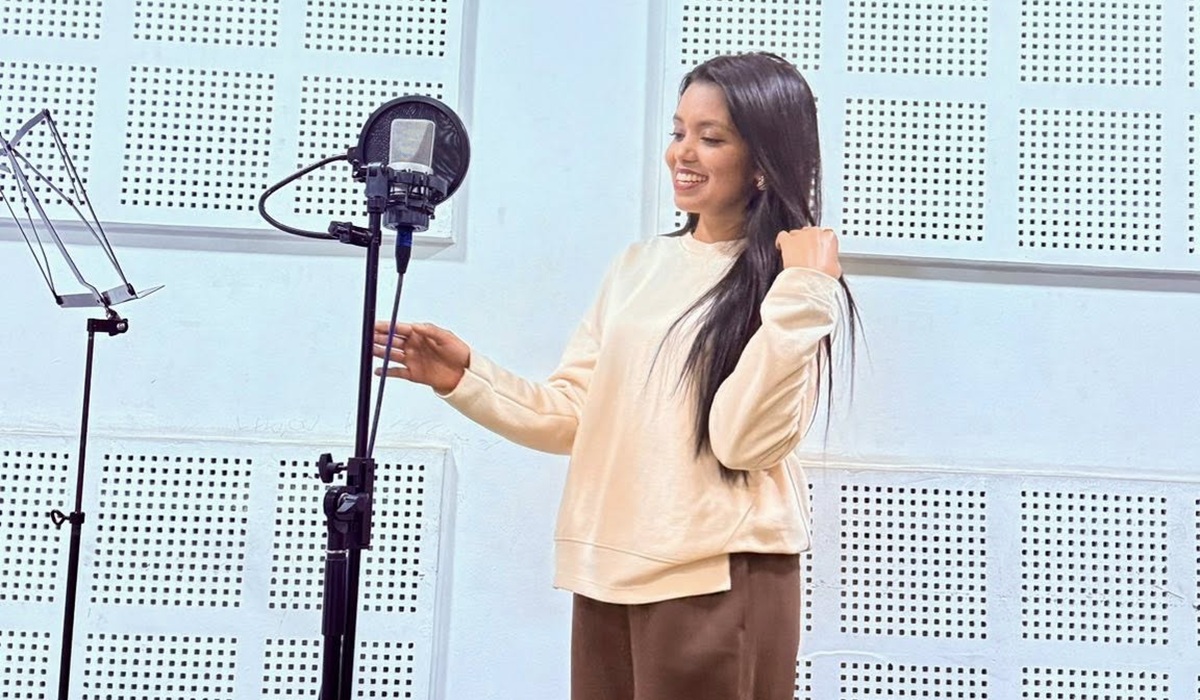 स्टुडिओमा शान्तिश्री। तस्बिर: फेसबुकबाट