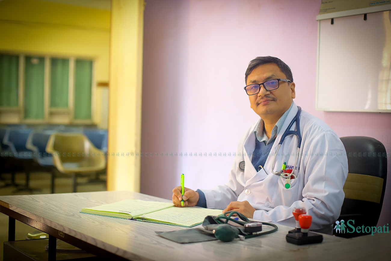 वरिष्ठ कलेजो रोग विशेषज्ञ प्राध्यापक डा. सुधांशु केसी। तस्बिरहरू: निशा भण्डारी/सेतोपाटी