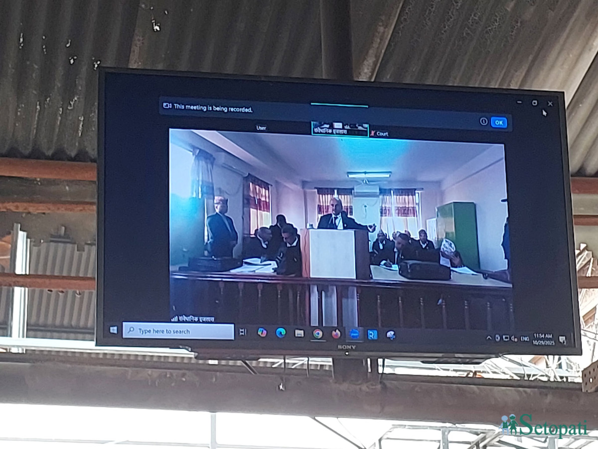 संवैधानिक इजलास बाहिर टेलिभिजनमा गरिएको प्रत्यक्ष प्रसारण। तस्बिर: युनिक श्रेष्ठ/सेतोपाटी
