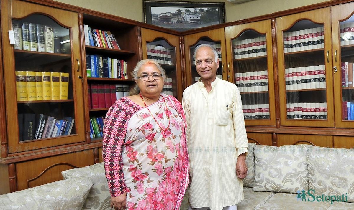 सुशीला कार्की र उनका श्रीमान दुर्गा सुवेदी। फाइल तस्बिर: नारायण महर्जन/सेतोपाटी