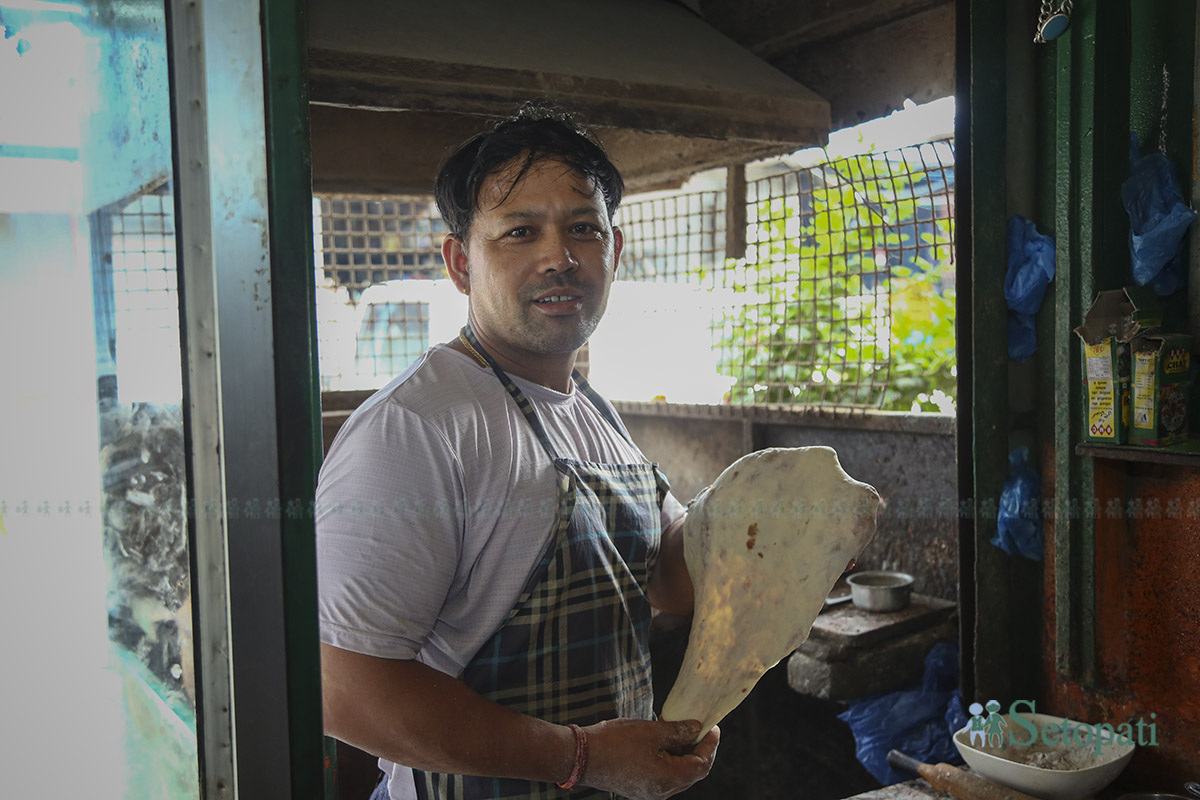 काठमाडौंको महाराजगन्जस्थित 'नारायण तन्दुरी एन्ड भोजनालय' का सञ्चालक नारायण श्रेष्ठ। तस्बिर: नवीनबाबु गुरूङ/सेतोपाटी
