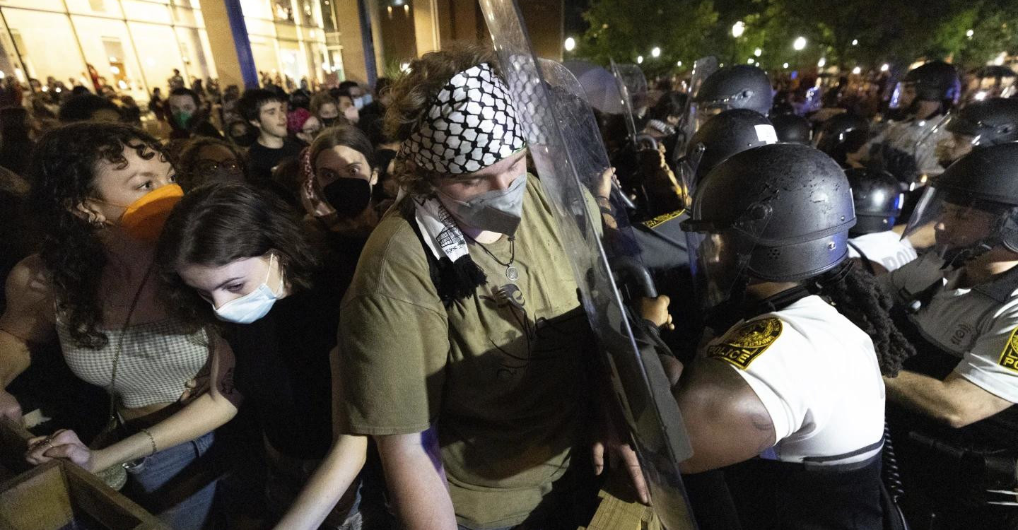 अमेरिकाको भर्जिनिया राज्यको रिचमन्डस्थित भर्जिनिया कमनवेल्थ युनिभर्सिटीमा सोमबार प्यालेस्टिनीको समर्थनमा आयोजना गरिएको एक र्‍यालीमा प्रदर्शनकारी र प्रहरीबीच भएको झडप। तस्बिर: एपी