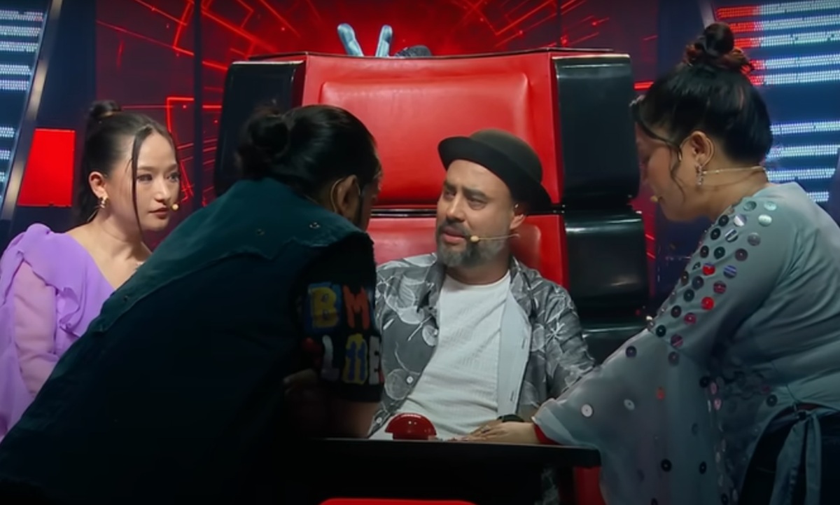 प्रोमोको दृश्यमा कोचहरू