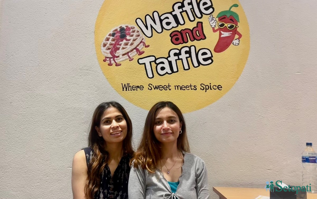 रचना दंगाल (दायाँ) र लीला धामी।