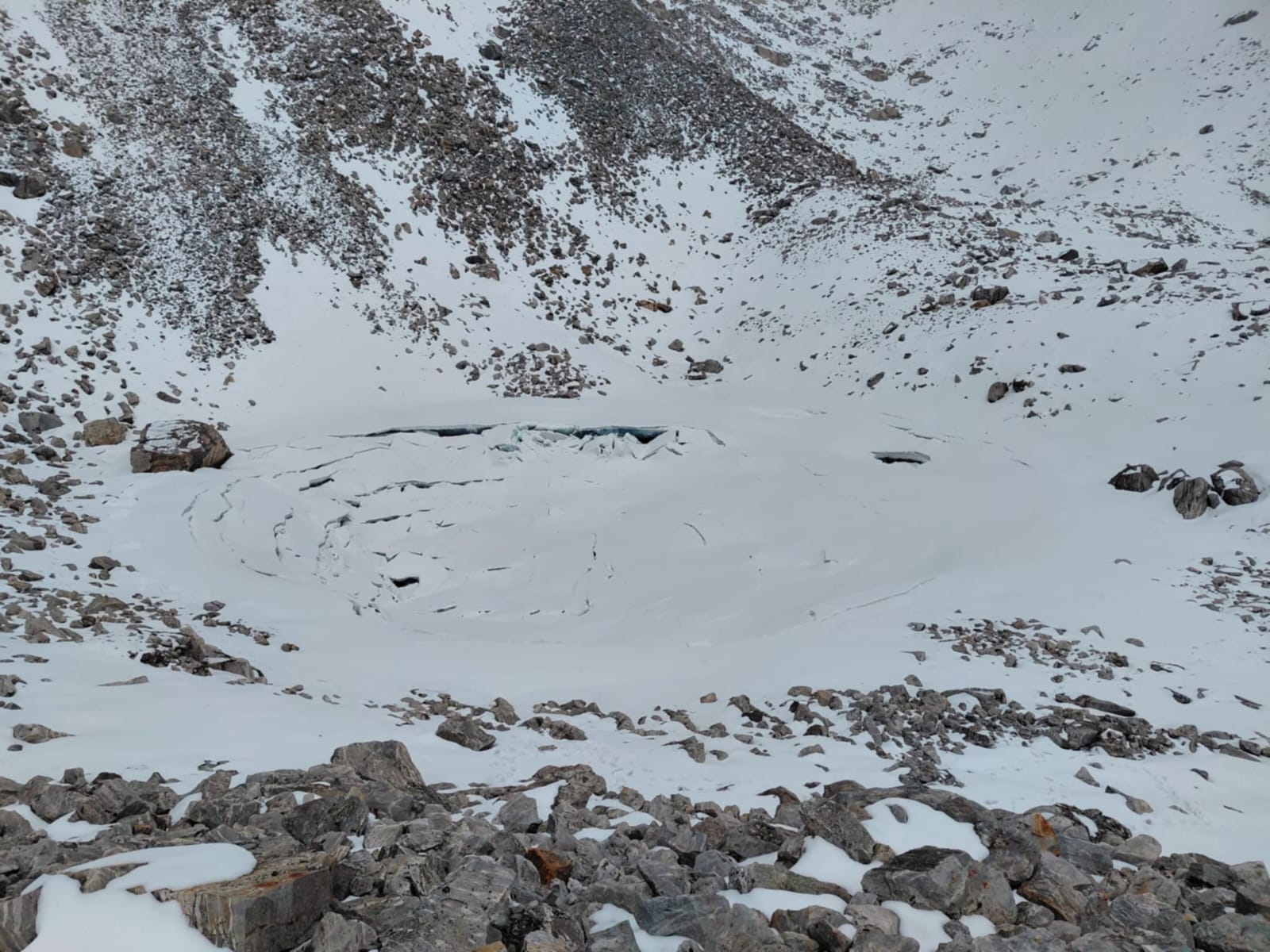 तिल्चुङ खोलाको शिर क्षेत्रमा थर्मोकास्ट भएको भनिएको स्थान। यहीँबाट बाढी उत्पत्ति भएको इसिमोडले प्रारम्भिक निष्कर्ष निकालेको छ। तस्बिरः पाल्जोर तामाङ।