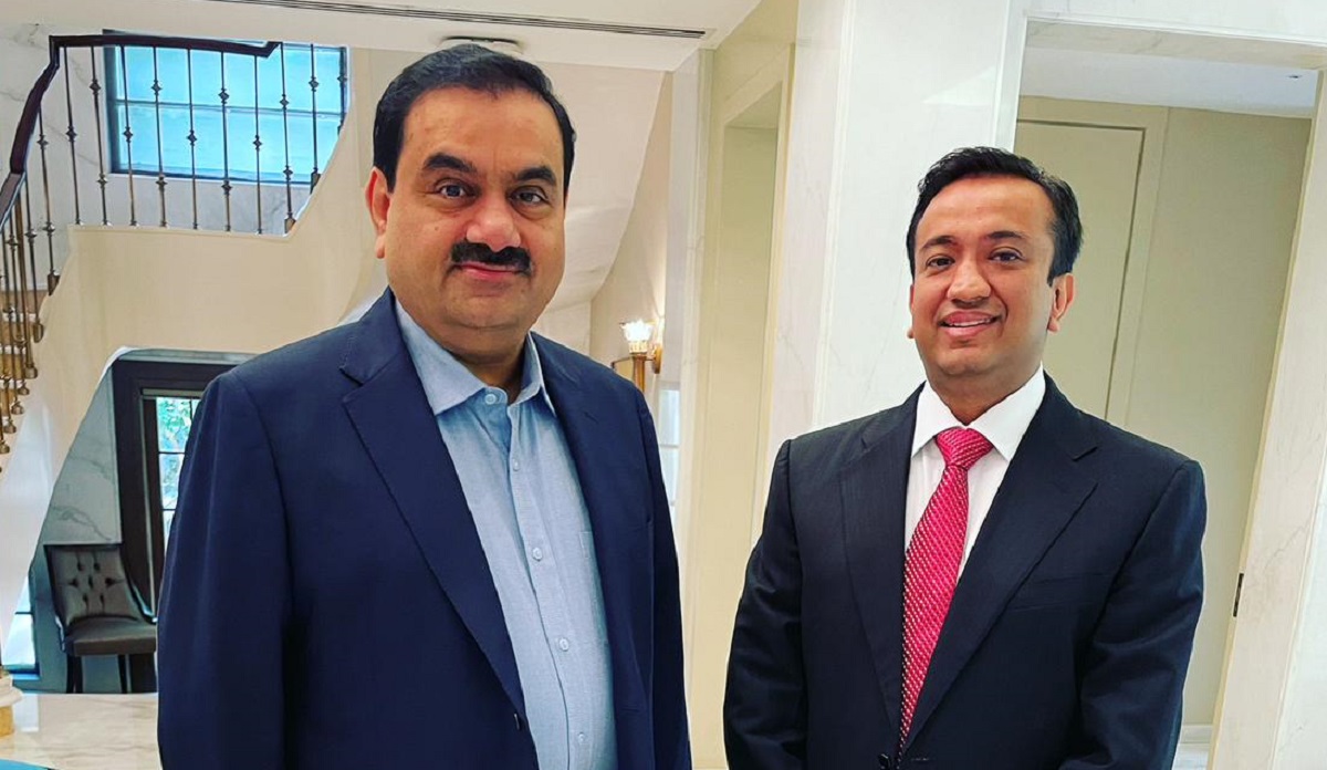 अदानी ग्रुपका अध्यक्ष गौतम अदानी (बायाँ) र चौधरी ग्रुपका प्रबन्ध निर्देशक वरूण चौधरी