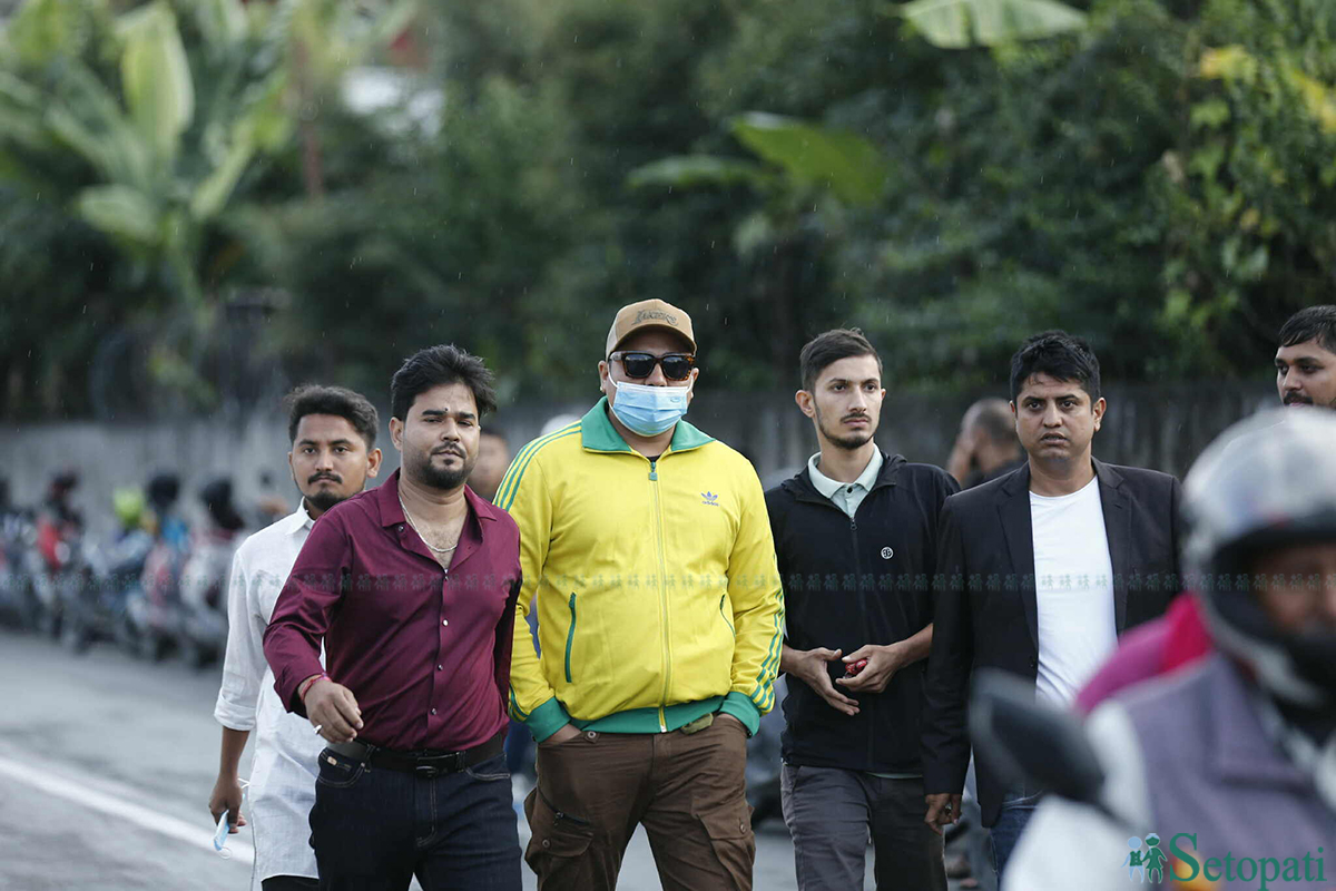 बालेन शाह र सुदन गुरूङविरूद्ध जाहेरी दिन जाँदै अनेरास्ववियुका प्रतिनिधिहरू। तस्बिर: नवीनबाबु गुरूङ/सेतोपाटी