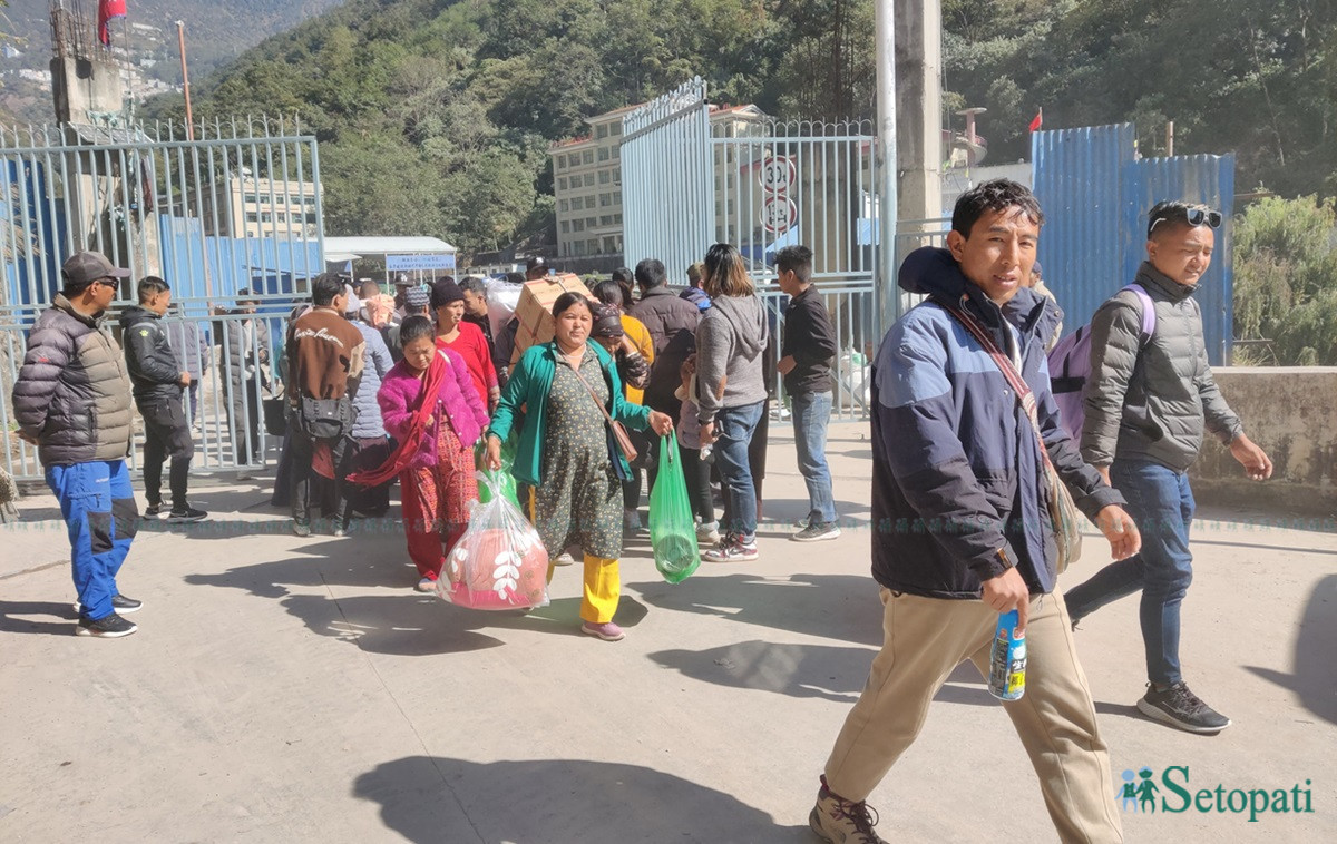 चीन जोड्ने मितेरी पुलमा स्थानीयको लर्को। तस्बिर: अक्षर काका/सेतोपाटी