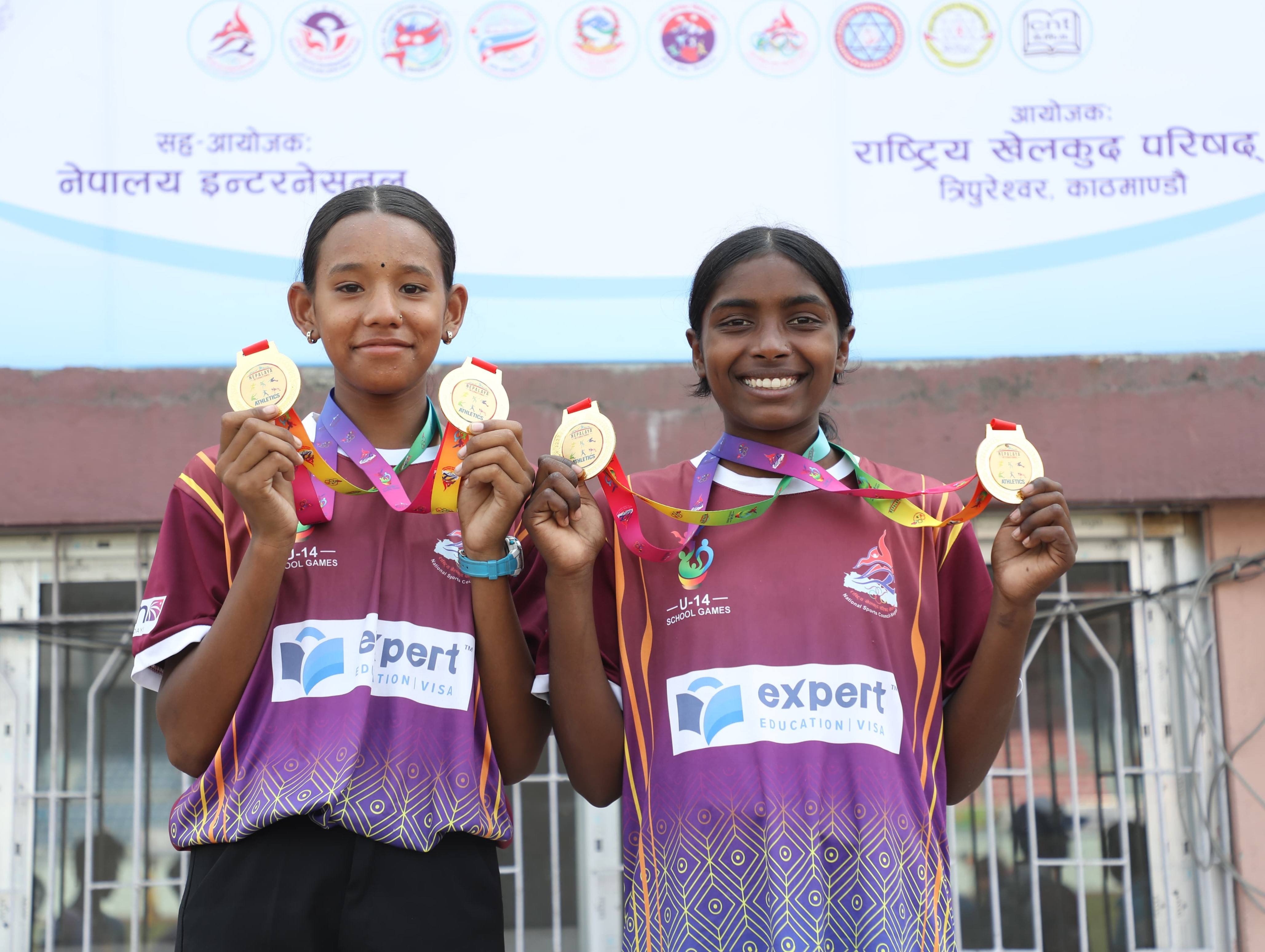 एथलेटिक्समा दोहोरो स्वर्ण जित्न सफल अनुजा थारु चौधरी (बायाँ) र चादनी पासी। तस्बिर : लोेकेन्द्रकुमार बस्नेत/राखेप