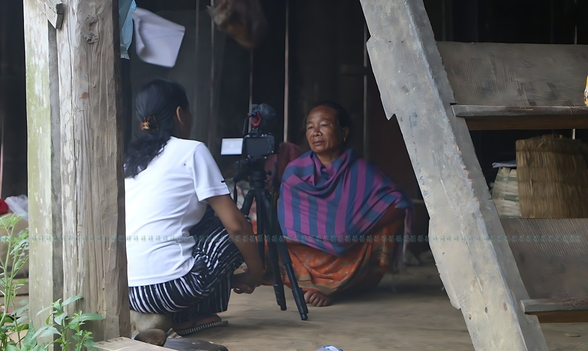 वनकरिया समुदायकी एक महिलासँग कुरा गर्दै लक्ष्मी बस्नेत।