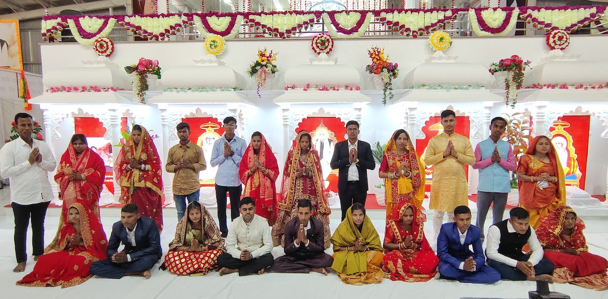 सोमबार मिथिला नगरपालिकास्थित सतलोक आश्रममा विहे गरेका जोडि। तस्बिर: रोहित महतो/सेतोपाटी