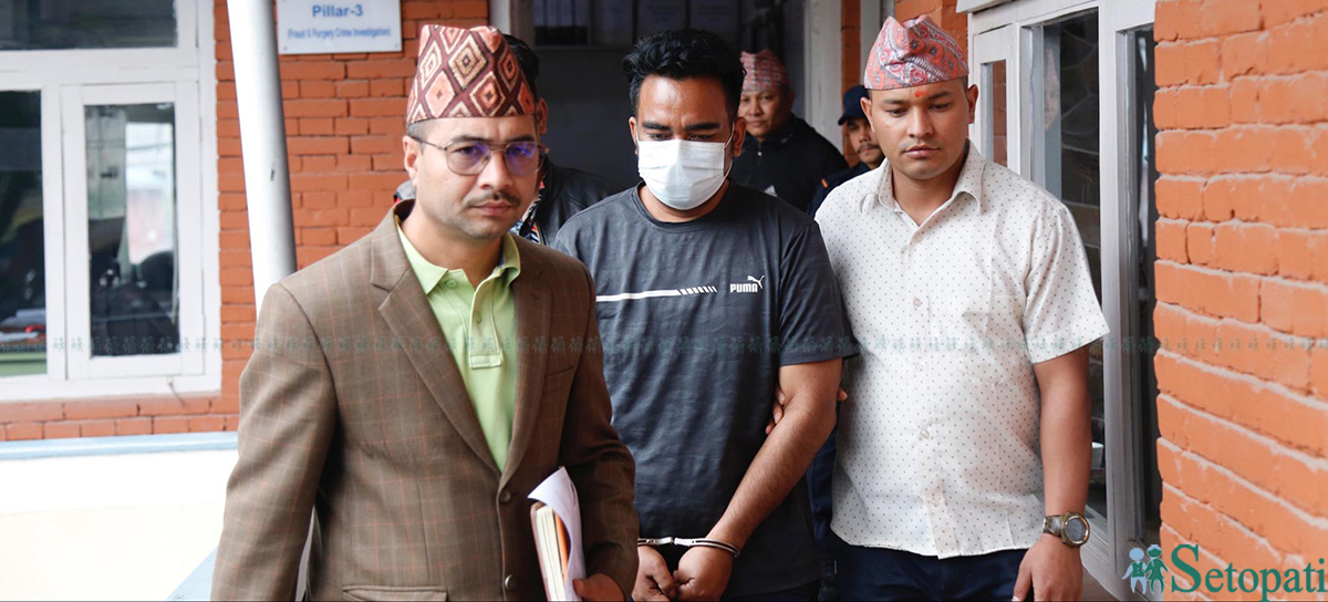 निरा आचार्य हत्याका अभियुक्त विनोद विकलाई सार्वजनिक गर्दै प्रहरी। तस्बिर: नवीनबाबु गुरूङ/सेतोपाटी।