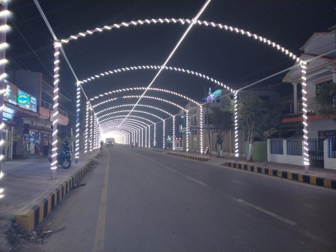 तस्बिरः विराटनगरस्थित एयरपोर्ट रोडको साँझको दृश्य। यो क्षेत्रमा अहिले धेरै रात्रिकालीन होटलहरु खुलेका छन्।