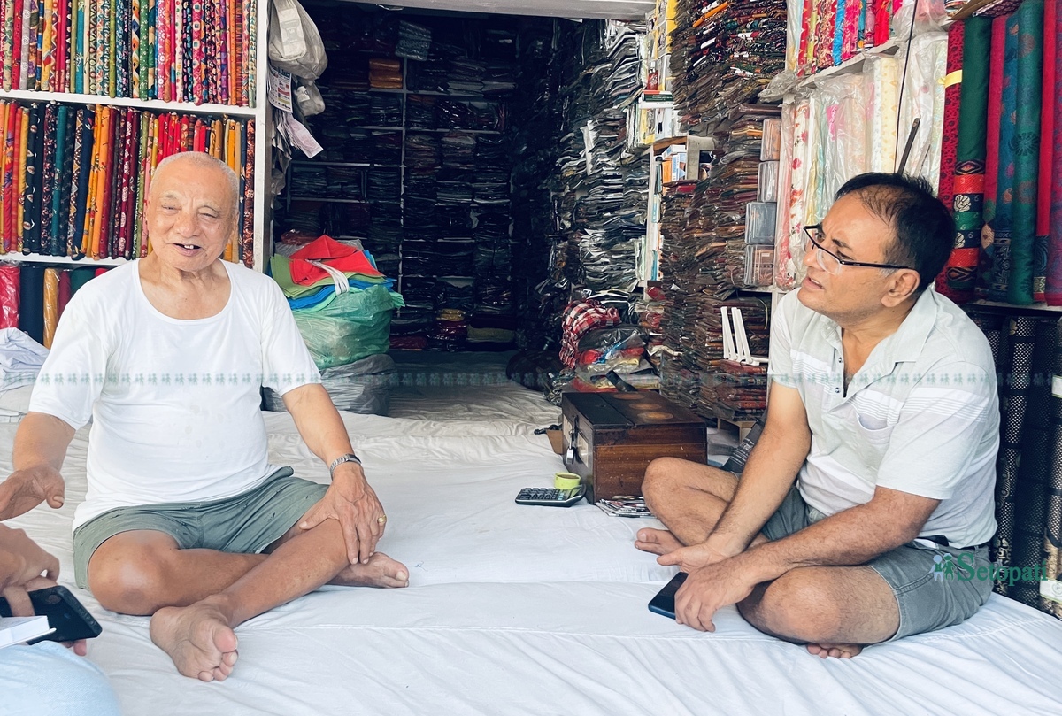 चन्द्रकुमार पिया र उनका छोरा ज्ञानेन्द्र कुमार पिया आफ्नो पसलमा। तस्बिरः राजेश घिमिरे/सेतोपाटी