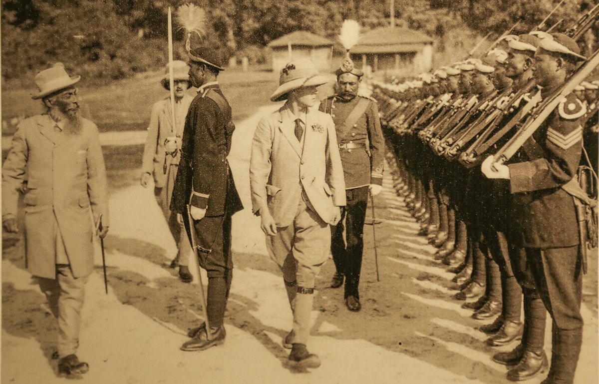सन् १९२१ मा ठोरी जंगलमा शिकार खेल्न आएका ब्रिटिस राजकुमार एडवार्डको सम्मानमा सलामी दिइँदै। साथमा प्रधानमन्त्री चन्द्रशमशेर राणा (सबभन्दा बायाँ)। तस्बिर स्रोत: मदन पुरस्कार पुस्तकालय
