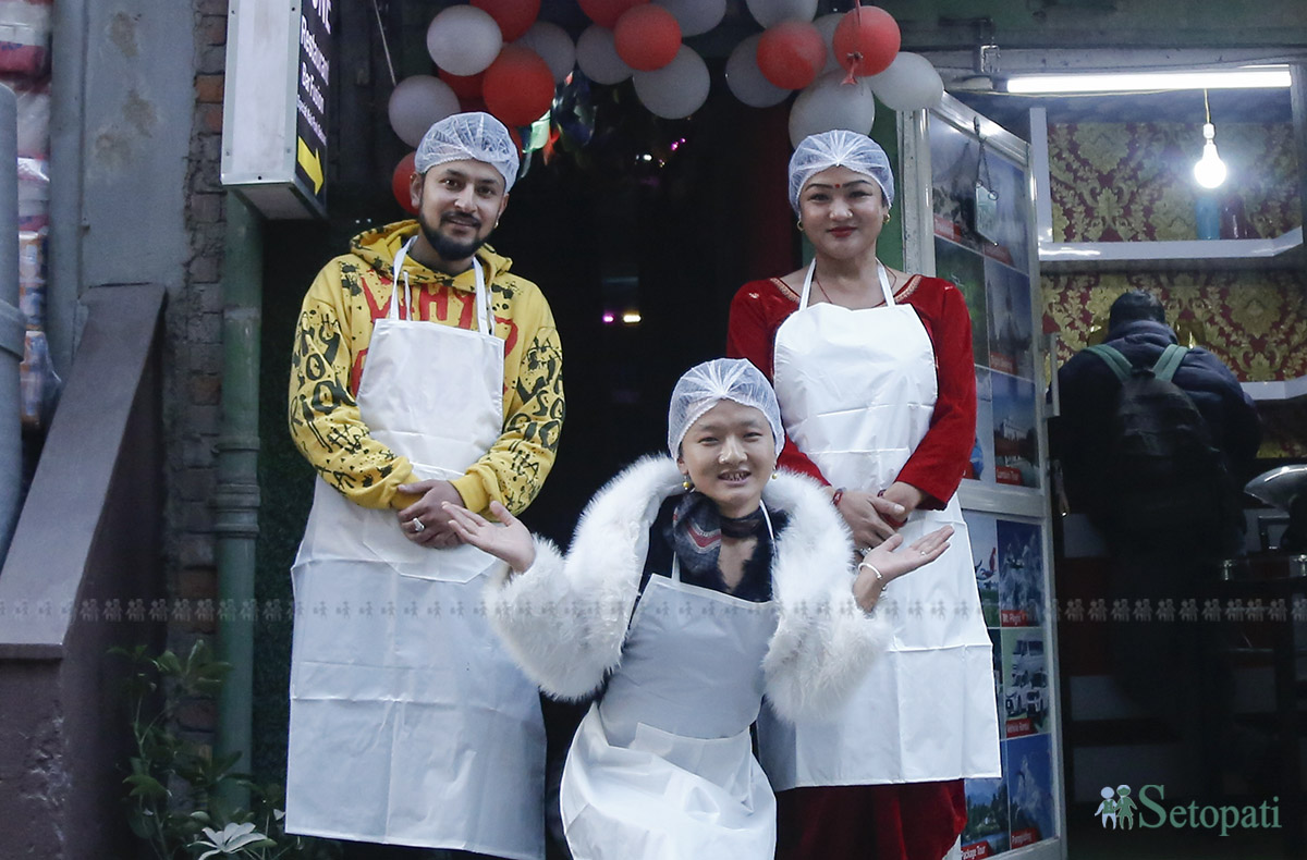 बायाँबाट क्रमशः सुरेन्द्र पाण्डे, बाबुदुमी राई र माया गुरूङ। तस्बिरः नवीनबाबु गुरूङ/सेतोपाटी