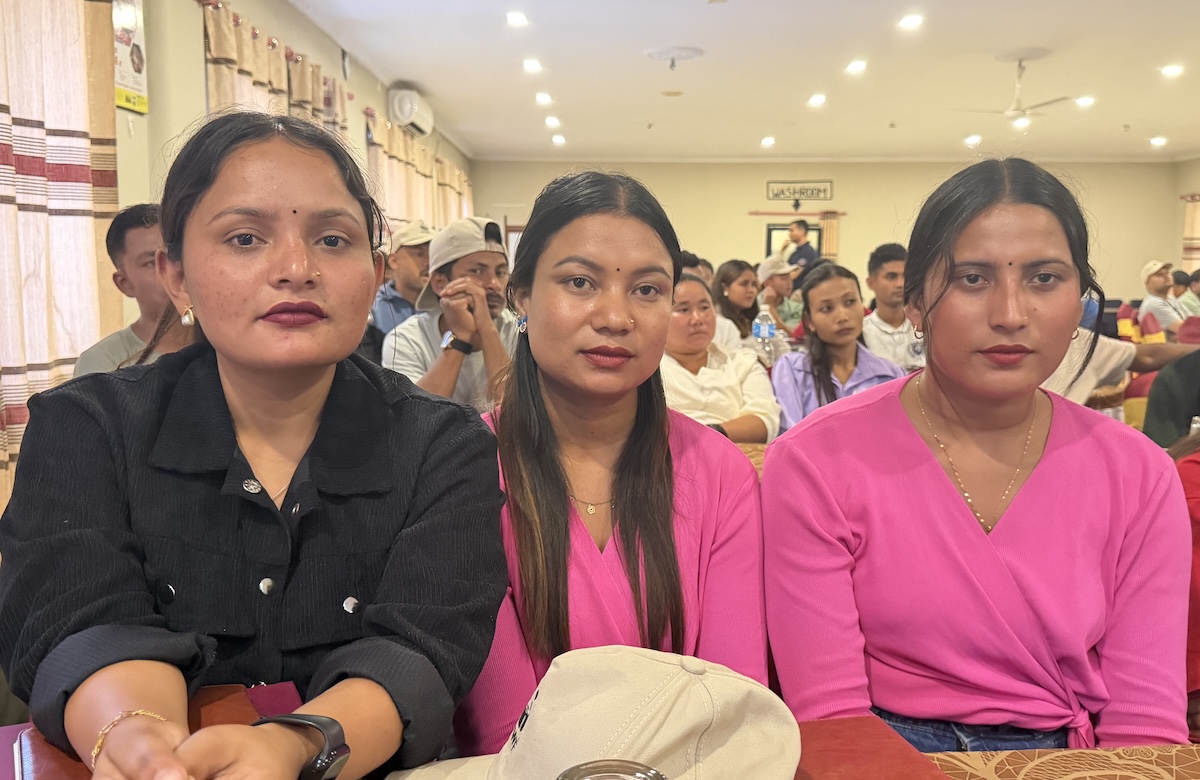 बायाँबाट क्रमश मनिषा विक, मनकामना बोटे र पुनम परियार।