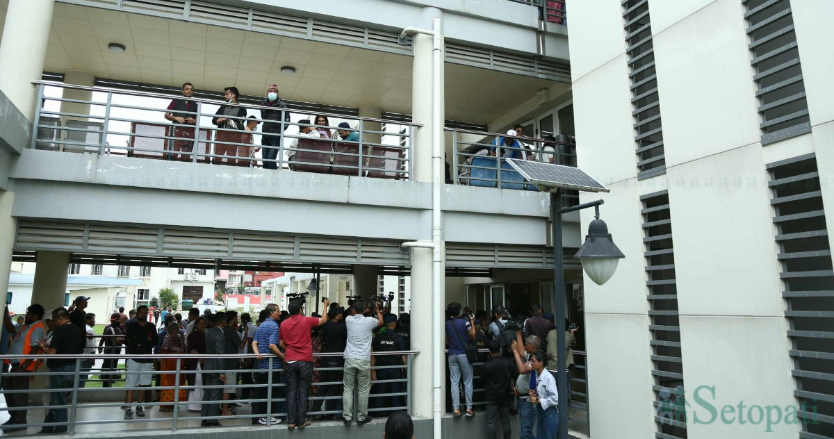 प्रधानमन्त्री सुशीला कार्की जेन-जी आन्दोलनका घाइते भेट्न सिभिल अस्पतालमा। तस्बिर: नवीनबाबु गुरूङ/सेतोपाटी