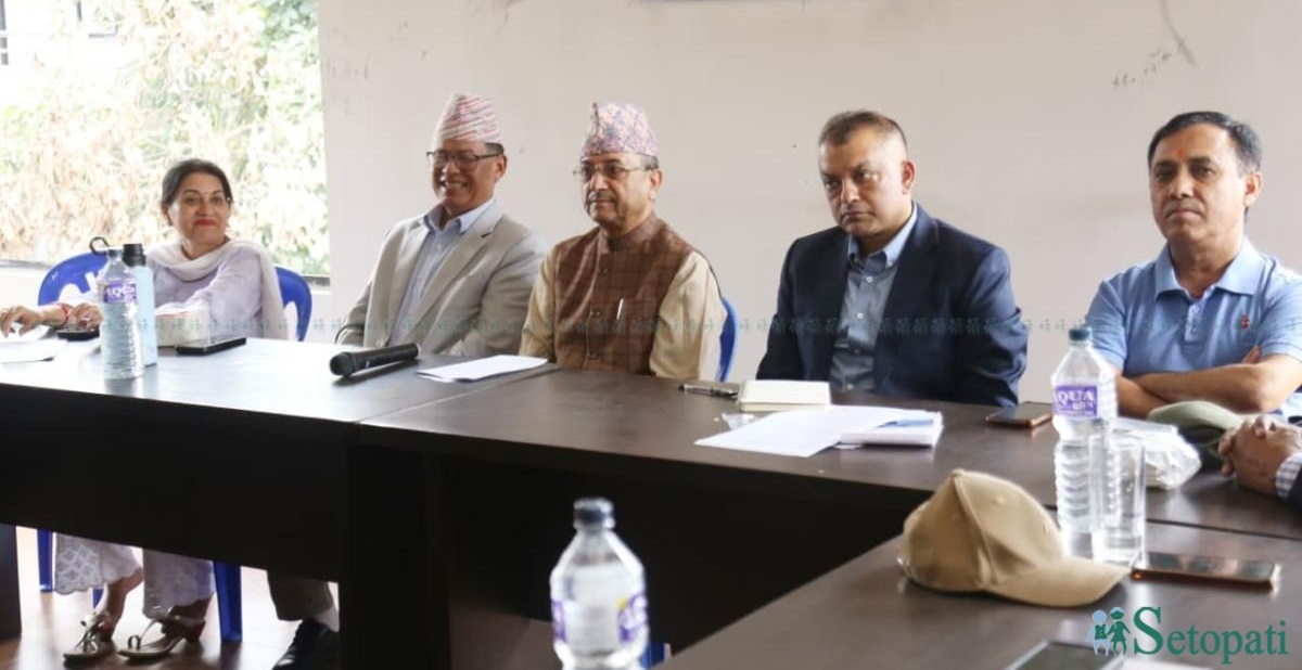 सानेपामा आज बसेको केन्द्रीय कार्यसम्पादन समिति बैठकमा नेताहरू।