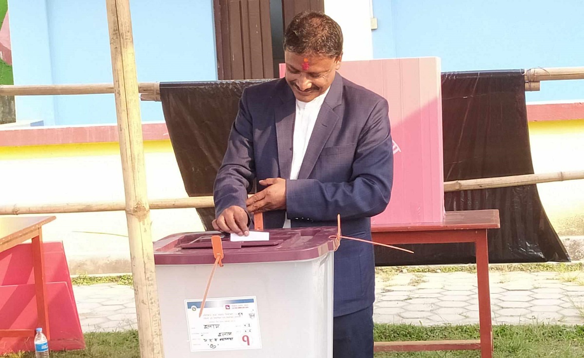 वैशाख १५ मा मतदान गर्नै खड्का। फाइल तस्बिर।