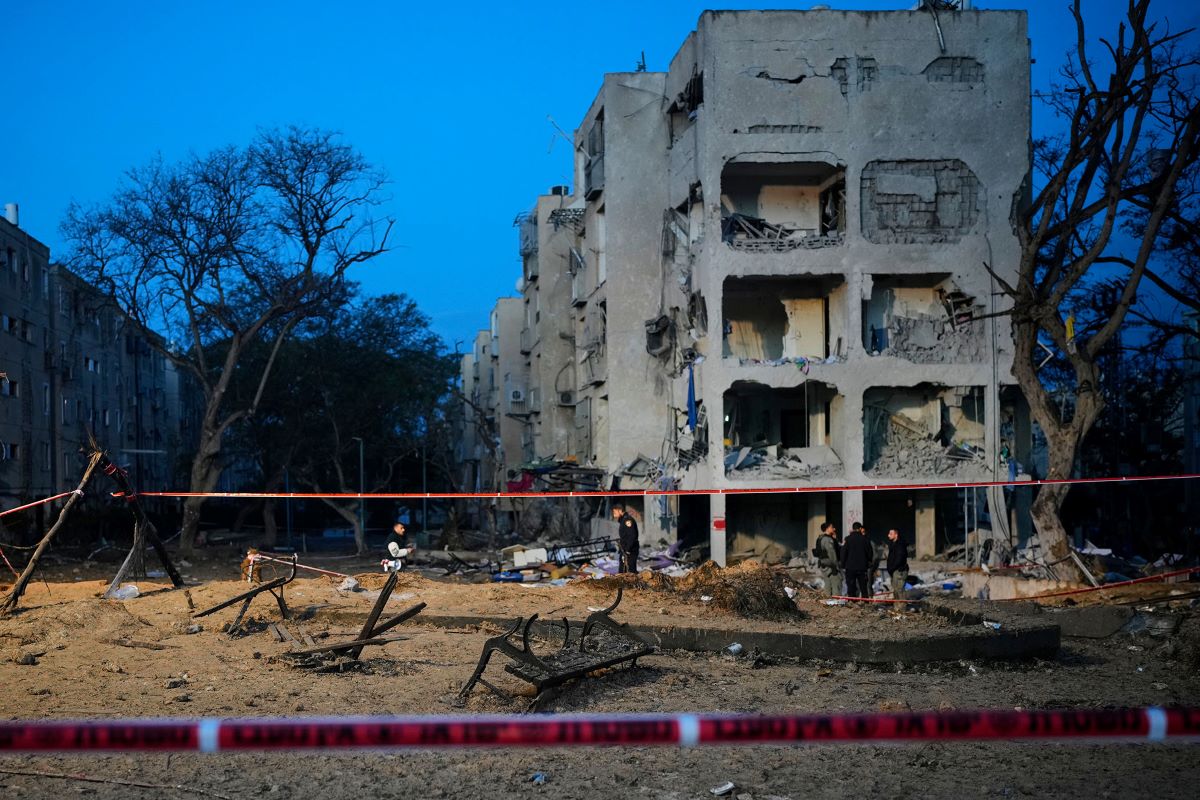 इरानी हमलाबाट क्षतिग्रस्त भवन। तस्बिरः रासस/एपी।