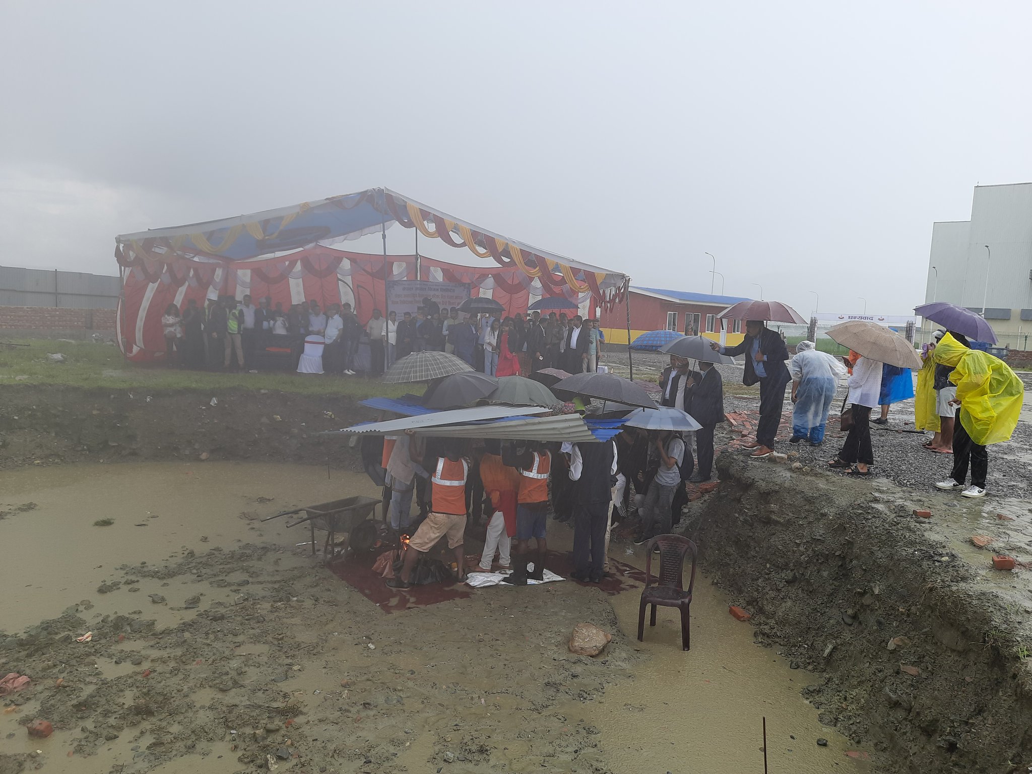 उद्योग, वाणिज्य तथा आपुर्ति मन्त्री रमेश रिजालले डिपोको शिलान्यास गर्दै।