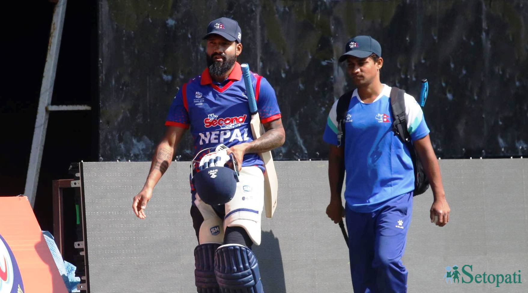 बिहीबार कीर्तिपुर मैदानमा नेटमा अभ्यास गरेपछि दीपेन्द्रसिंह ऐरी।  तस्बिर : निशा भण्डारी/सेतोपाटी