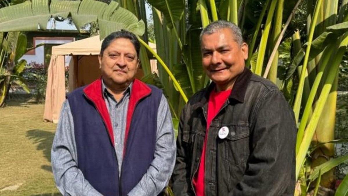 पूर्वराजा ज्ञानेन्द्र शाहसँग दुर्गा प्रसाईं। तस्बिर स्रोत: दुर्गा प्रसाईंको फेसबुकबाट।