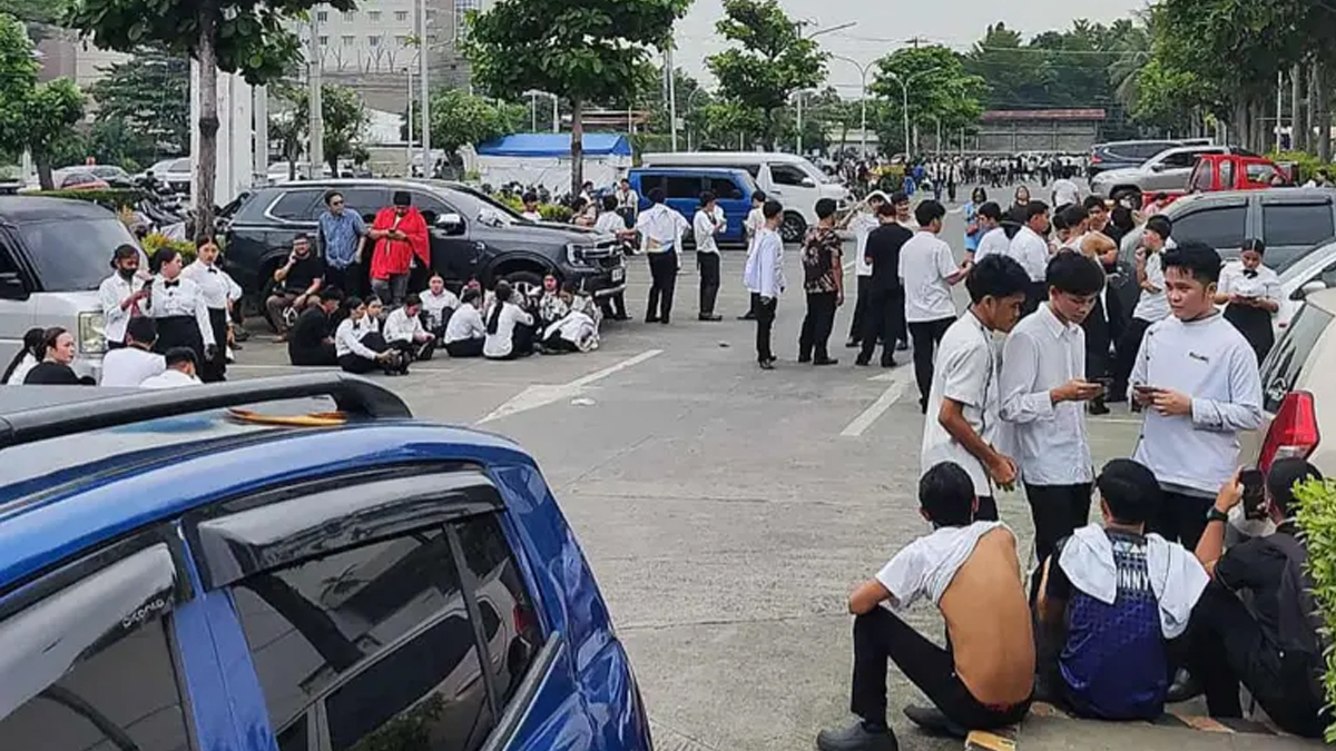 भूकम्प आएपछि सडकमा निस्किएका मानिसहरू। तस्बिरः गेटी इमेज।