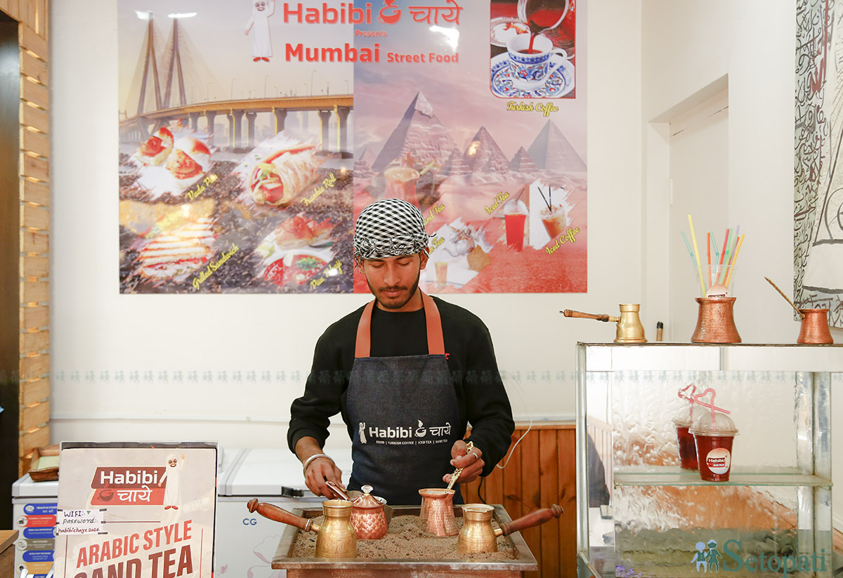 हबिबी चायेमा चिया पकाउँदै कर्मचारी। तस्बिरः नवीनबाबु गुरूङ/सेतोपाटी