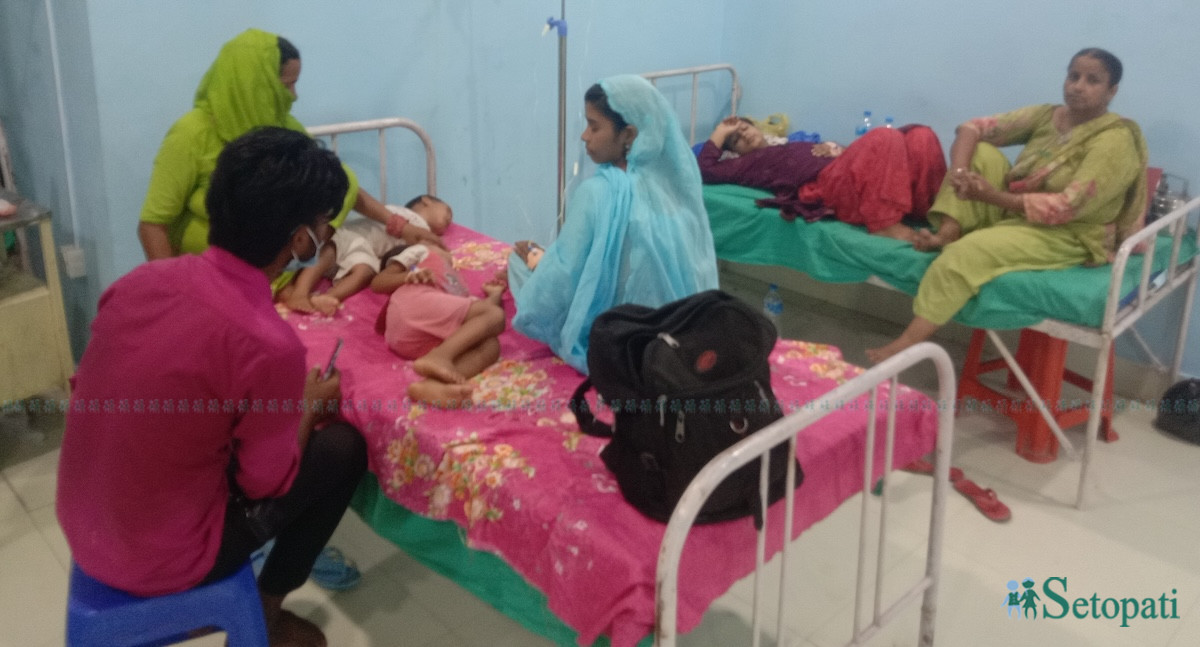 बिरामीहरू अस्पतालमा। तस्बिरः सुरेश बिडारी/सेतोपाटी