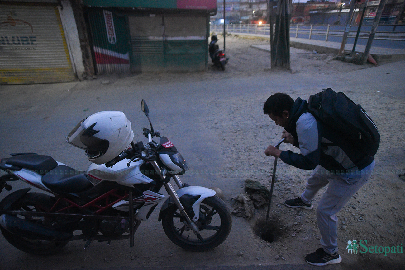 खानेपानीको स्वीच बल खोल्दै किरण महर्जन। तस्बिर: निशा भण्डारी/सेतोपाटी