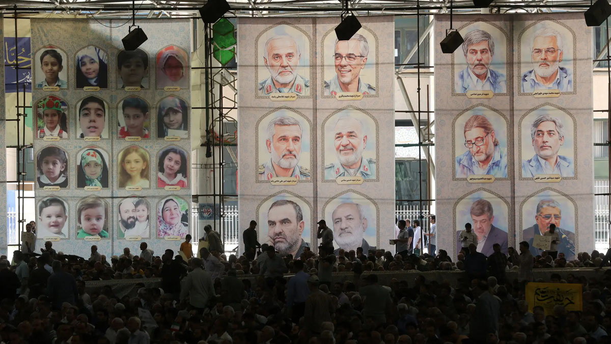 इसराइली आक्रमणबाट मारिएका इरानी सैन्य अधिकारी र आणविक वैज्ञानिकहरूको तस्बिर टाँसिएको ब्यानर। तस्बिरः न्युयोर्क टाइम्स।