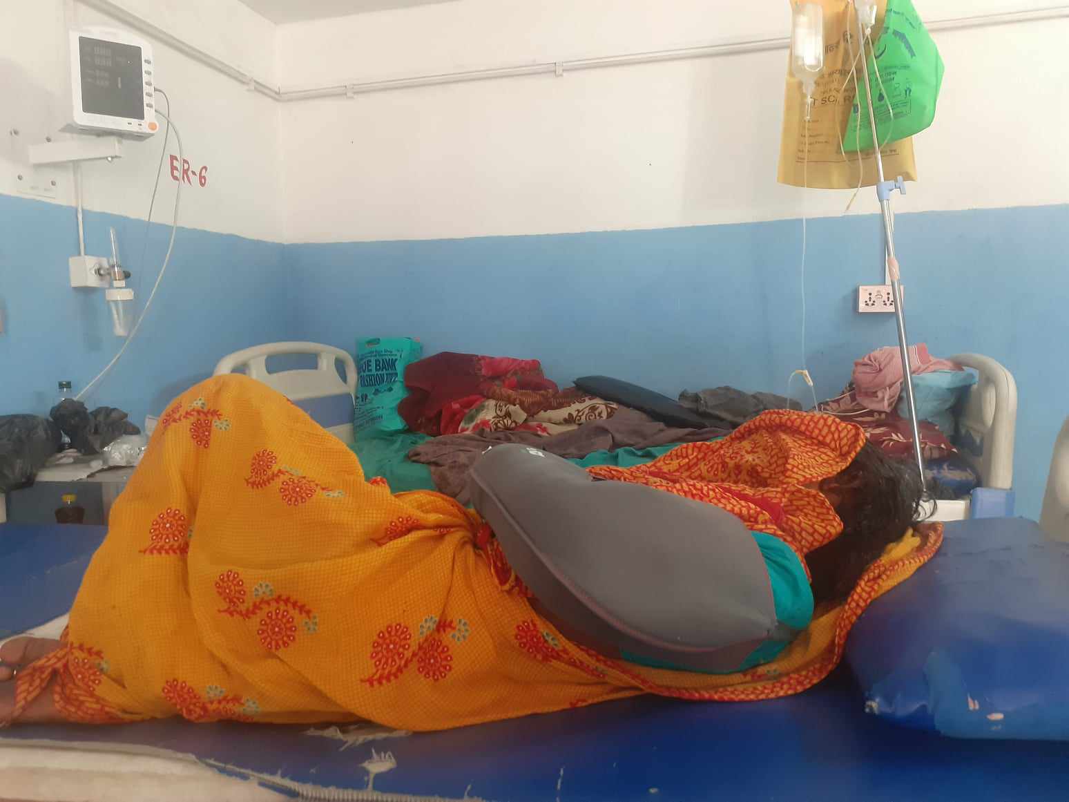 अस्पतालमा उपचार गराउँदै बोक्सी भन्दै कुटिएकी इतरियादेवी।