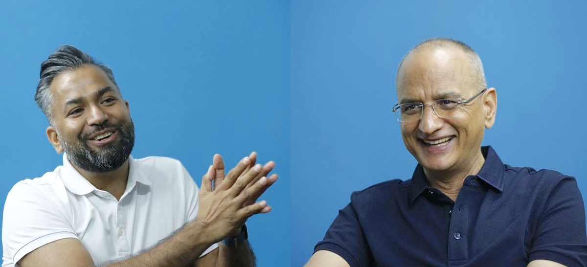 इ-सेवाका सिइओ जगदीश खड्का (बायाँ) र सेतोपाटीका प्रधान सम्पादक अमित ढकाल।