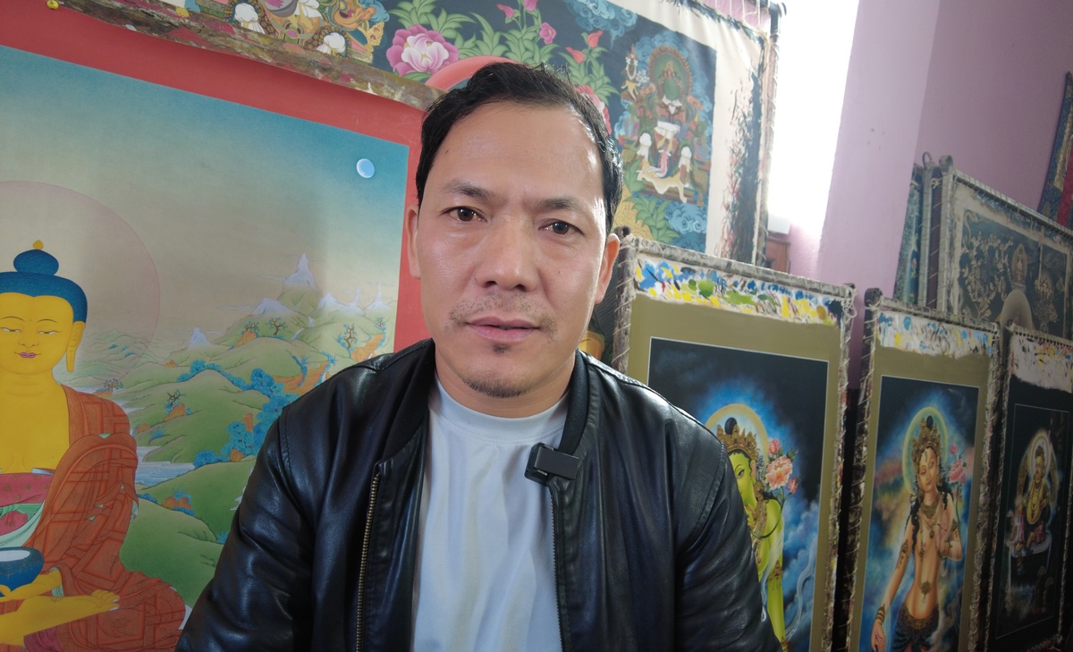 थाङ्का चित्रकार काजीमान तामाङ। तस्बिरः चेतनाथ आचार्य