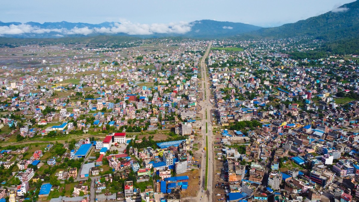 हालको वीरेन्द्रनगर सहर र गुलमोहरको सुन्दरता। तस्बिरः सुरेश आचार्य