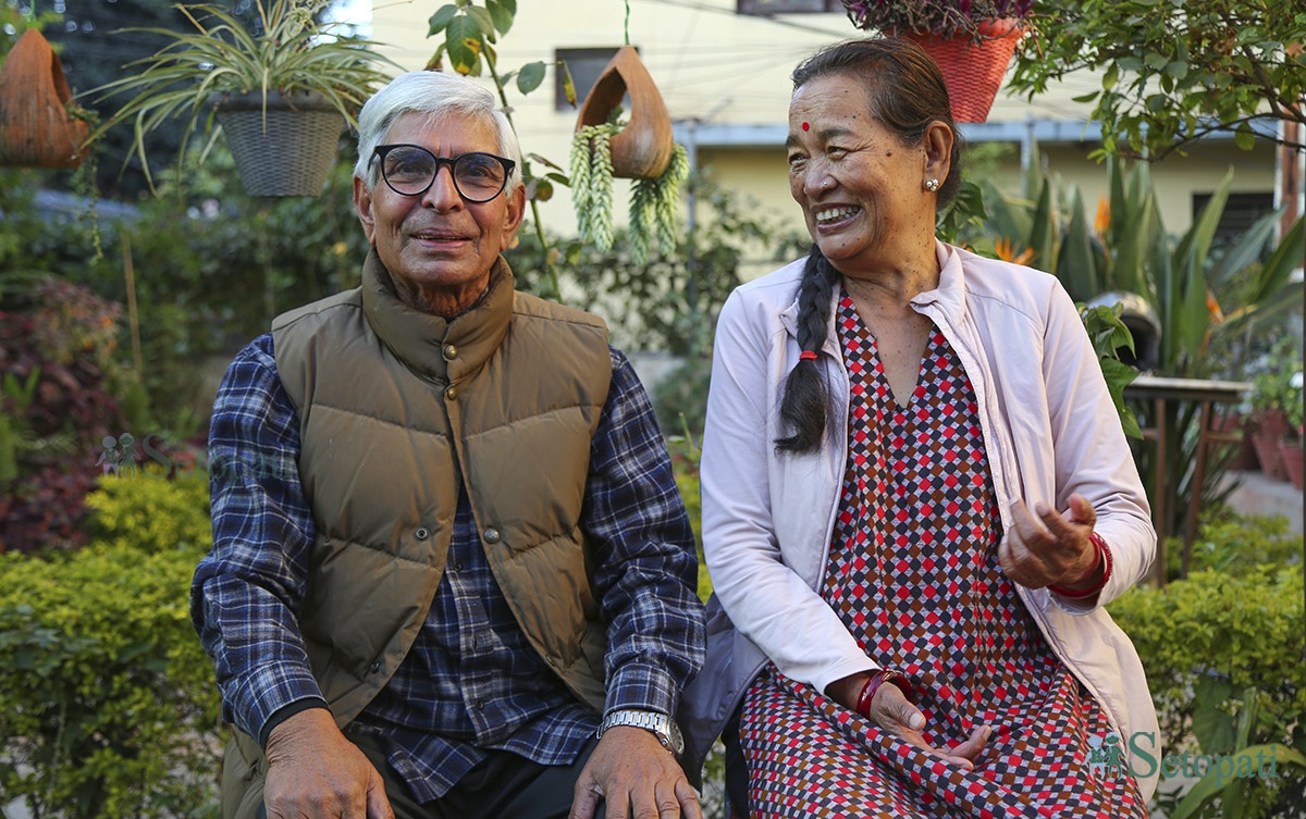 खगेन्द्र संग्रौला र जमुना गुरूङ चाबहिलस्थित आफ्नो घरमा। तस्बिरः नवीनबाबु गुरूङ/सेतोपाटी