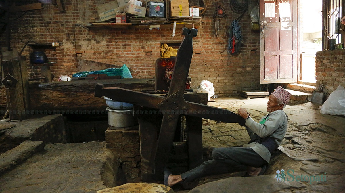 खोकनाको तेल मिलमा तेल पेल्दै। तस्बिरः नवीनबाबु गुरूङ/सेतोपाटी