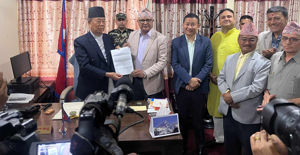 नयाँ सरकार गठनको माग गर्दै प्रदेश प्रमुखसमक्ष एमाले र माओवादी केन्द्रका नेताहरू पत्र बुझाउँदै। फाइल तस्बिर।