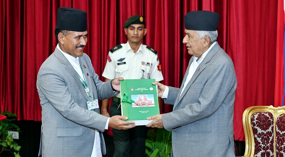 महालेखा परीक्षकको प्रतिवेदन पेस गर्दै। तस्बिरः महालेखा परीक्षकको कार्यालय