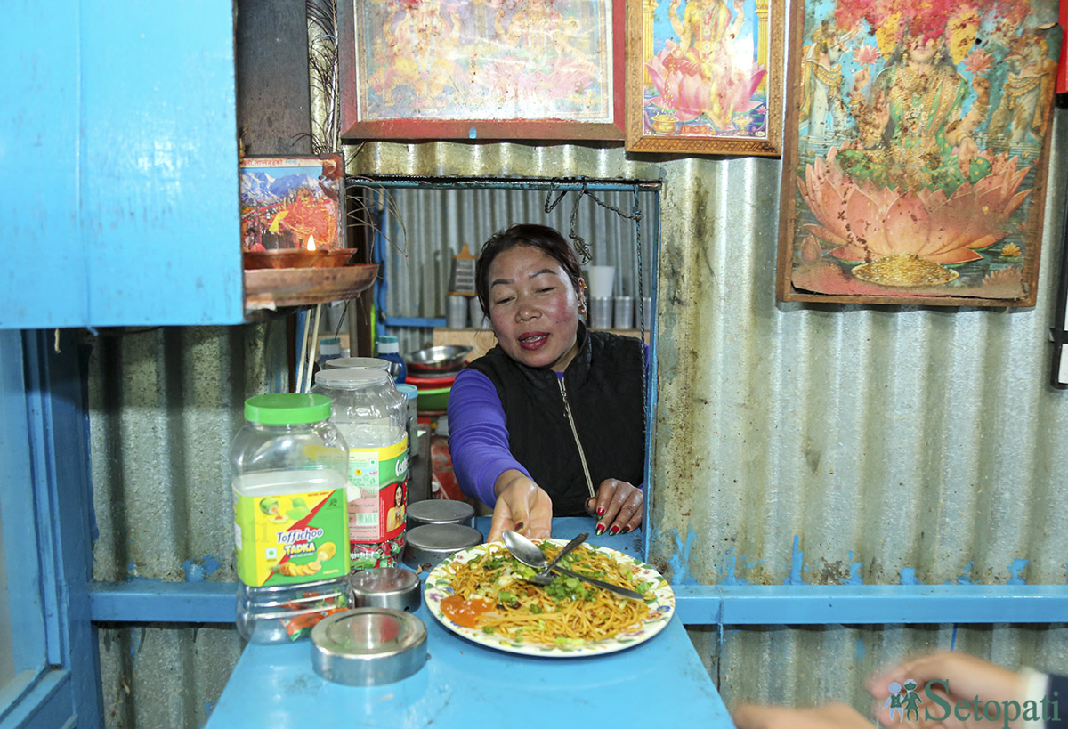 मनु नेम्वाङ आफ्नो होटलमा। तस्बिरः नवीनबाबु गुरूङ/सेतोपाटी