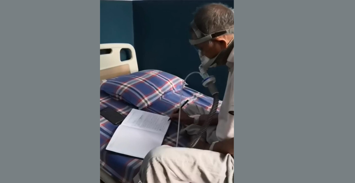 अस्पतालको शय्यामा लेखिरहेका मोहन वैद्य।