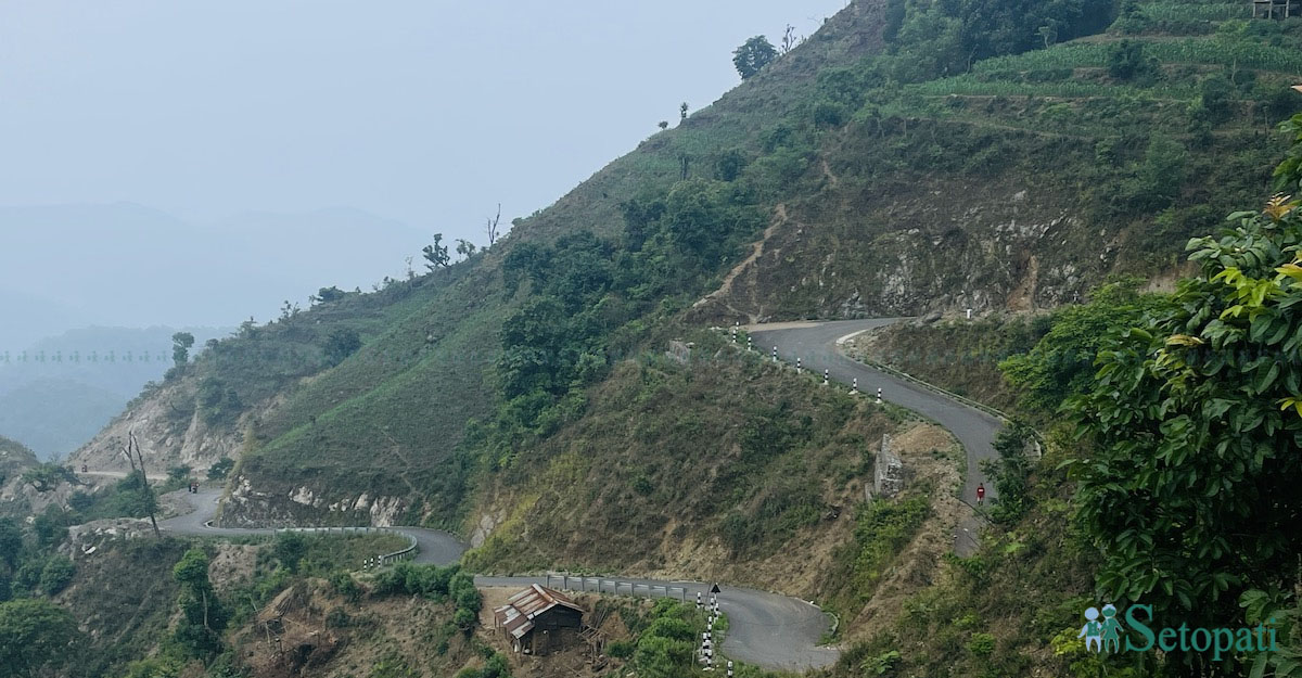 नारायणगढ-मुग्लिन सडकको वैकल्पिक भनिएको शक्तिखोर–फिस्लिङ सडक। तस्बिरः राजेश घिमिरे/सेतोपाटी।