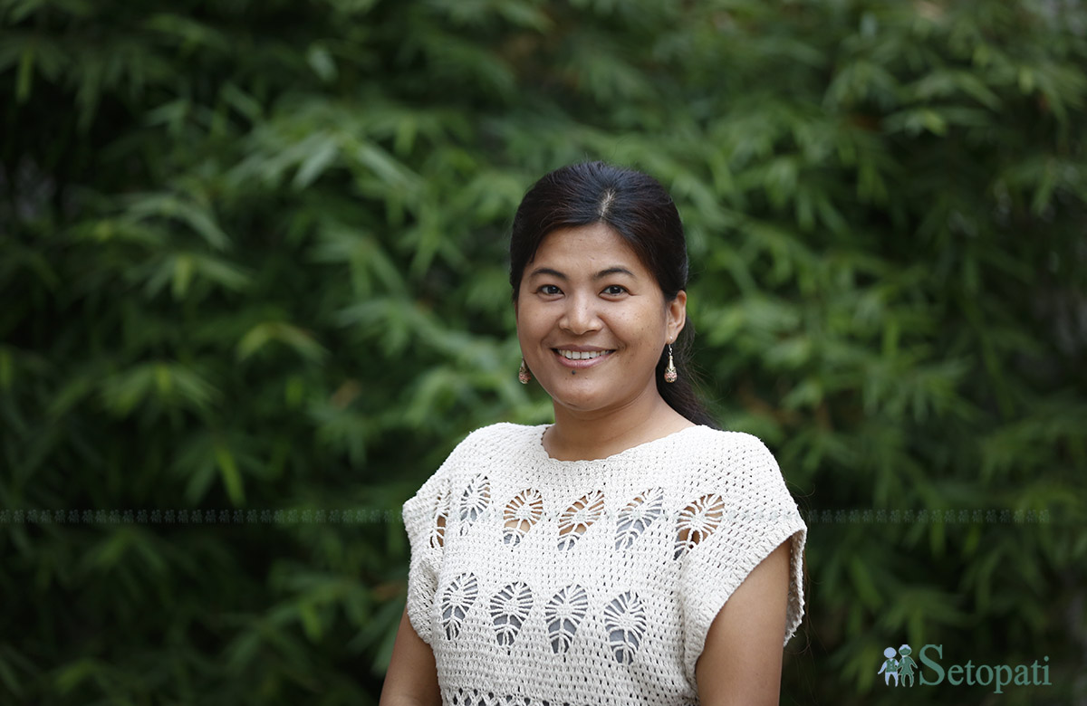 ज्या क्रोसेकी सञ्चालक निहारिका डंगोल। तस्बिरः नवीनबाबु गुरूङ/सेतोपाटी