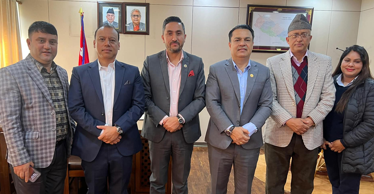 सञ्चारमन्त्री खरेल र एनआरएनएको दुइटा समूहका प्रतिनिधि। फाइल तस्बिर।