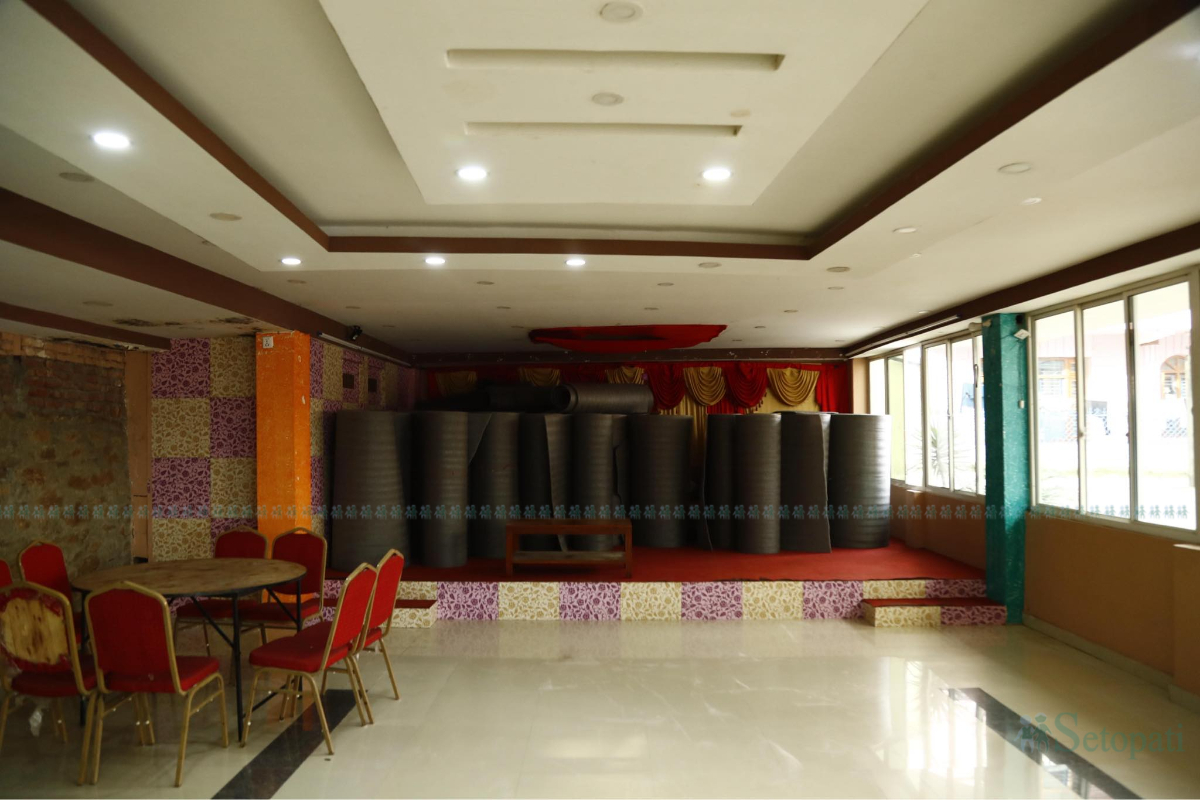 दुर्गा प्रसाईंको पक्षमा प्रदर्शन गर्न ल्याइएकाहरूलाई राखिएको गौशालाको विजयचोकस्थित सेभेन स्टार पार्टी प्यालेस। तस्बिर: नवीनबाबु गुरूङ/सेतोपाटी