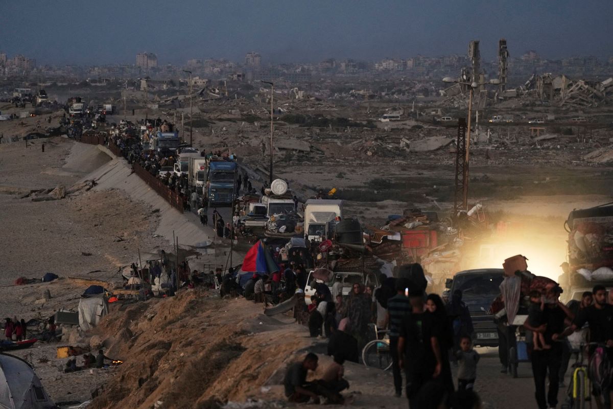 गजा छाडेर बाहिरिँदै मानिसहरू। तस्बिरः रासस/एपी।